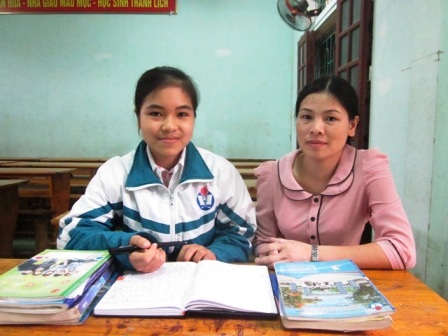 Em Hồng Nhung bên cô giáo chủ nhiệm cũng là cô giáo bộ môn Hóa của mình.