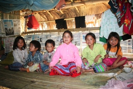 Cô bé 11 tuổi nuôi 5 em nhỏ ăn học - 2 Mới 11 tuổi, nhưng em Sùng Thị Dợ (áo hồng) đã phải vừa học vừa lo chăm sóc 5 em nhỏ.