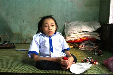 Hơn 14 tuổi nhưng thân hình em gầy còm như đứa trẻ lên 3.