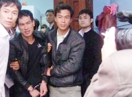 Bắt đối tượng cộm cán tàng trữ ma túy, “hàng nóng” trái phép - 1 Lực lượng Công an tiến hành bắt giữ Kiều Văn Mạnh.