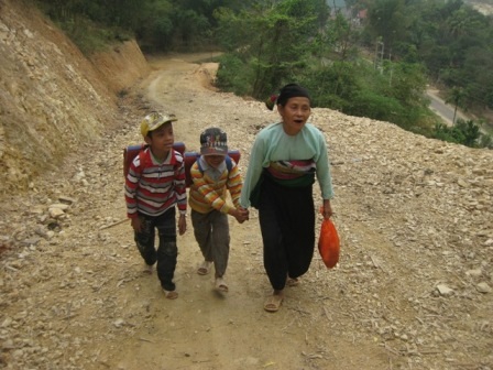 Ba năm qua, khi bản làng còn mờ sương là ba bà cháu lên đường, vượt núi đến trường.