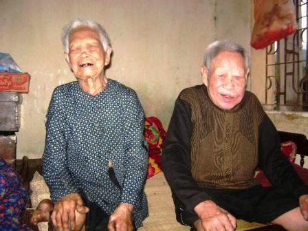 Ông bà Phạm Văn Vòng và bà Trần Thị Nhung là đôi vợ chồng nhiều tuổi nhất ở làng phong.