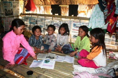 Cô bé 11 tuổi nuôi 5 em nhỏ ăn học - 4 Công việc hàng ngày của Dợ là lấy nước, đi chợ, nấu cơm, giặt quần áo, tắm rửa… cho 5 em nhỏ.