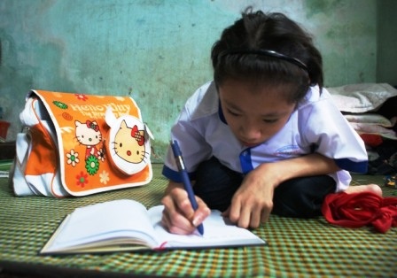 Ngoài những giờ học trên lớp Cẩm Vân luôn chăm chỉ học thêm ở nhà.