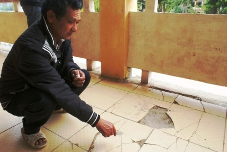 Nền gạch hoa của trường bị bong tróc.