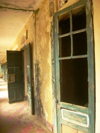 Hệ thống cửa của các phòng học bị bong gỗ mục nát.