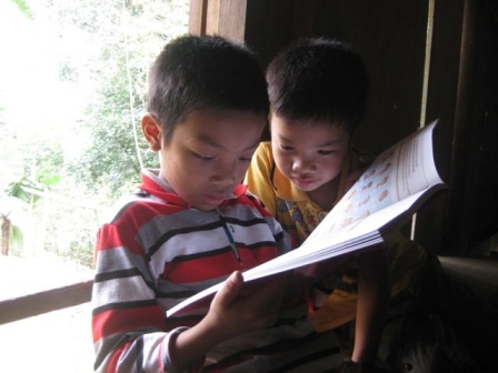 Hai anh em mồ côi Hiếu và Huy đều là học sinh giỏi và ngoan của trường.