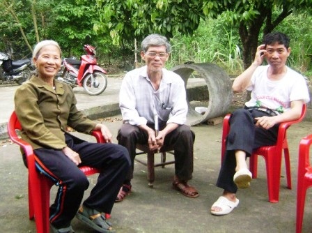 Các bệnh nhân phong đang kể về những câu chuyện tình cảm động trong làng.