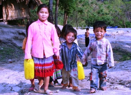Cô bé 11 tuổi nuôi 5 em nhỏ ăn học - 3 Công việc hàng ngày của Dợ là lấy nước, đi chợ, nấu cơm, giặt quần áo, tắm rửa… cho 5 em nhỏ.