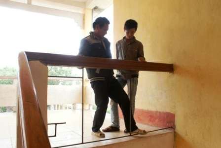 Lan can cầu thang bị đổ vỡ có thể bị sập bất cứ lúc nào.