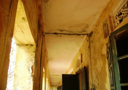 Trần nhà có nhiều vết nứt rêu bám đầy vết hoen ố.