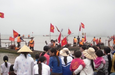 Rộn ràng Lễ hội cầu ngư - cầu an trên cửa biển Lạch Trường - 4 Sôi động với phần thi đua bè.