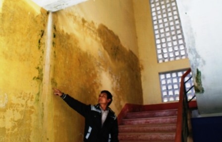 Hệ thống tường bị ngấm nước từ trên tầng xuống dưới.