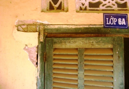 Nhiều cánh cửa chính cũng đang xuống cấp.