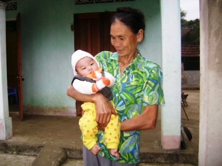 Niềm vui trong căn nhà nhỏ ông Xuyên bà Nụ và cháu nội mới ra đời là hạnh phúc mới trên làng phong.