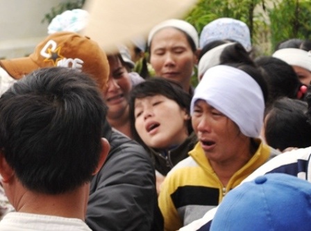 Tìm thấy nạn nhân cuối cùng trong vụ nổ tàu - 2 Nỗi đau đơn của gia đình các nạn nhân.