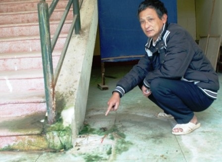 Nước bị dột ngấm qua nền nhà.