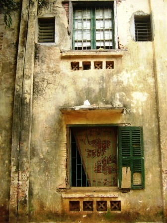 Hệ thống cửa sổ sau bị mất cánh, hư phải dùng chiếu che lại.