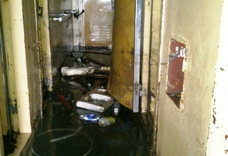 Cảnh hoang tàn trên con tàu gặp nạn.