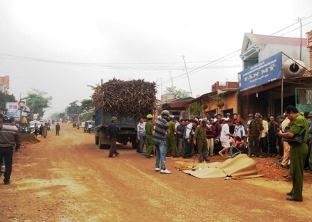 Hiện trường vụ tai nạn làm 2 học sinh bị cán chết. (Ảnh: Nguyễn Thùy)