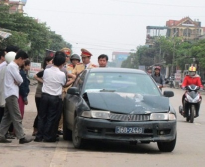  Đầu chiếc xe biển xanh và đuôi chiếc taxi bị hư hỏng nặng.