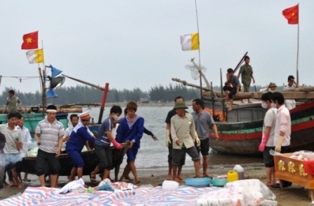 Tìm thấy nạn nhân cuối cùng trong vụ nổ tàu - 1 Lực lượng cứu hộ và gia đình đưa nạn nhân vào bờ.