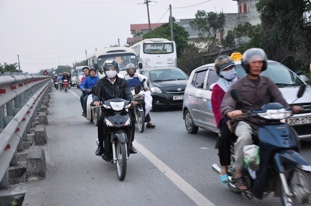 Các phương tiện tham gia giao thông trên QL21B di chuyển khá khó khăn