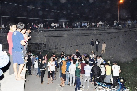  Người dân hiếu kỳ tập trung tại hiện trường và cầu mới Phủ Lý.