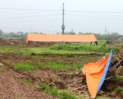  Người dân dựng lều bạt để đưa những bộ hài cốt bị đào lên.