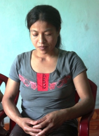 Chị Hương chỉ biết trách số phận trớ trêu khó lo nổi cho hai con.