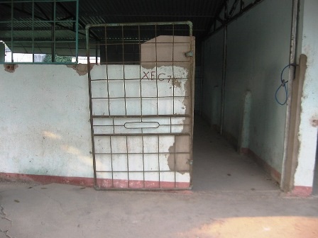 Nhà để xe C7, nơi xảy ra vụ việc hai nữ sinh đánh nhau trong đoạn clip.