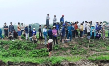 Sáng ngày 29, vẫn còn rất đông người dân bất bình kéo đến khu nghĩa trang.