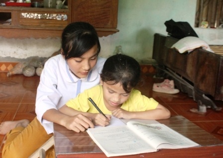 Hai chị em Huyền và Thăm thường bảo ban nhau học tập.