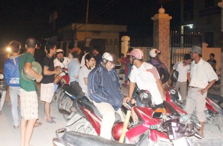  Gần 23 giờ, nhưng người dân vẫn tập trung tại cổng UBND xã Liêm Chính yêu cầu làm rõ vụ việc.