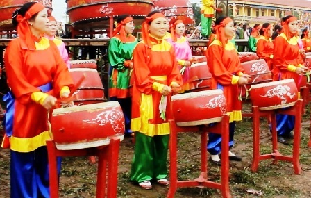60 người phụ nữ trong đội trống gái có một không hai - 4 Đội trống gái Đọi Tam biểu diễn trong lễ hội Tịch Điền 2013.