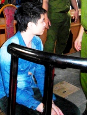 Đối tượng Nguyễn Khánh Linh trước vành móng ngựa.