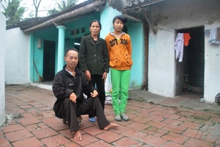 Vợ chồng anh Tý cùng con gái tại căn nhà của mình.