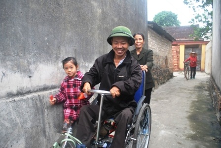  Mỗi buổi sáng vợ anh lại đẩy xe cho anh qua con dốc đầu làng.