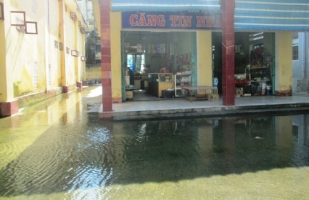 Khu vực căng tin ngập chìm trong nước.