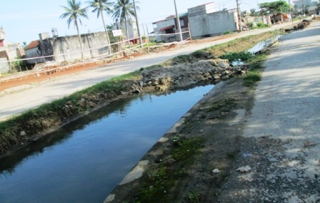 Con mương thoát nước đã bị người dân đổ đất chặn lại.