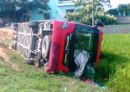 Chiếc ô tô khách nằm gọn dưới ruộng lúa.