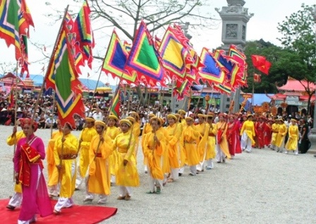 Hàng nghìn người nô nức về dự Lễ hội Mai An Tiêm