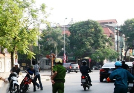 CSGT Thanh Hóa dùng ống bắn lưới bắt quái xế - 1 CSGT dùng ống bắn lưới bắt quái xế