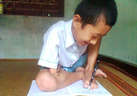 Khâm phục cậu bé viết chữ bằng... chân trái - 1 Em Nguyễn Viết Hưng, lớp 2A trường Tiểu học Hoàng Long, TP Thanh Hóa viết chữ bằng đôi chân.