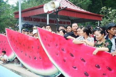 Hàng nghìn người dân đã đổ về khu di tích, chen chân để xem lễ hội Mai An Tiêm năm nay.