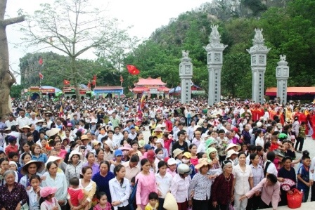 Hàng nghìn người dân đã đổ về khu di tích, chen chân để xem lễ hội Mai An Tiêm năm nay.