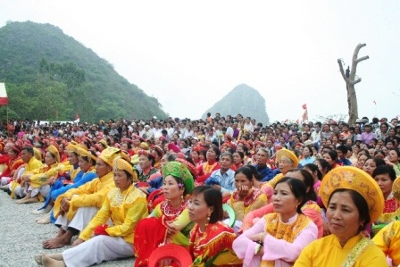 Hàng nghìn người dân đã đổ về khu di tích, chen chân để xem lễ hội Mai An Tiêm năm nay.