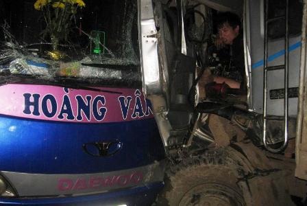 Xe khách đấu đầu xe tải, 40 hành khách hú vía - 1 Hiện trường vụ tai nạn.