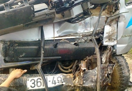 Xe khách đấu đầu xe tải, 40 hành khách hú vía - 2 Chiếc xe tải nát bét phần đầu sau cú va chạm (Ảnh: Đoàn Loan).