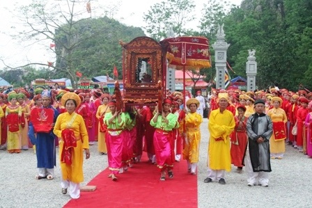 Kiệu rước Mai An Tiêm đi tới đâu được mọi người nghênh đón tới đó.